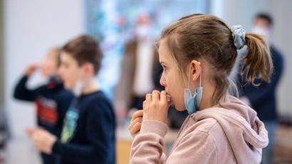 Symbolbild: Matthias Balk
Luise (10 Jahre), Schülerin einer vierten Klasse einer Grundschule, gibt während eines selbst durchgeführten Coronatests ihre Speichelprobe in ein Teströhrchen.