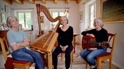 Bild: BR/Matti Bauer
Moni (von links), Bärbi und Burgi Well sind „Die „Wellküren“. In der Sendung „Lebenslinien“ des Bayerischen Fernsehens erzählen sie von ihrem musikalischen und privaten Leben.