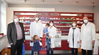 Bild: bnr
Bürgermeister Richard Tischler (links) hieß die neuen Inhaber der Altstadtapotheke, Matthias Lotter und Silke Heydt-Lotter, in Pfreimd willkommen. Nach 35 Jahren endet die Apothekertätigkeit der Familie Schönberger (rechts), die sich dankbar von ihren Kunden verabschiedete.