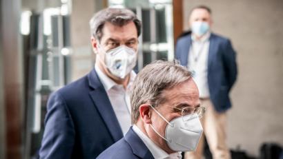 Bild: Michael Kappeler/dpa
Markus Söder und Armin Laschet am Sonntag vor der Pressekonferenz bei der Klausurtagung des Geschäftsführenden Vorstands der Unionsfraktion im Bundestag.