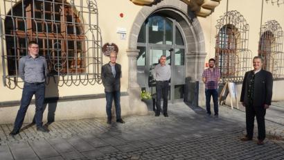 Bild: dob
Der bisherige Bauamtsleiter Johann Balk (Zweiter von links) wurde im kleinen Kreis von Bürgermeister Andreas Wutzlhofer (rechts), Kämmerer Rainer Dötsch und Geschäftsleiter Thomas Herrmann (Dritter und Zweiter von rechts) in den Ruhestand verabschiedet. Nachfolger ist Markus Wildenauer (links).