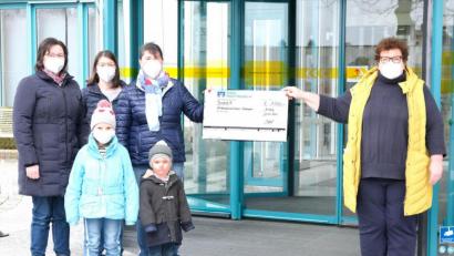 Bild: Klinikum/Donhauser/exb
1000 Euro hat Familie Scharl dem Kinderpalliativteam Ostbayern geschenkt und damit einen großen Herzenswunsch erfüllt. Im Bild von links (hinten): Maria Gleißner, Liane Scharl und Rosina Scharl, vorne: Anna und Johannes Gleißner. Rechts im Bild Karin Borchers vom Kinderpalliativteam Ostbayern.