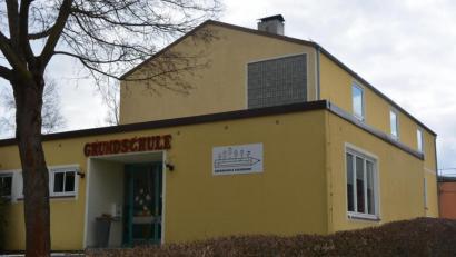 Bild: jr
Die Ausstattung der Grundschule Pechbrunn mit mobilen Luftreinigungsgeräten will die Gemeinde von einer staatlichen Förderung abhängig machen. Ein Antrag ist gestellt.