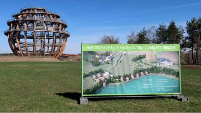 Bild: Hirsch
In unmittelbarer Nähe zur Erlebnisholzkugel entstehen 22 Ferienhäuser. Am Freitag erfolgte der Baustart für das Chalet-Resort am Steinberger See.