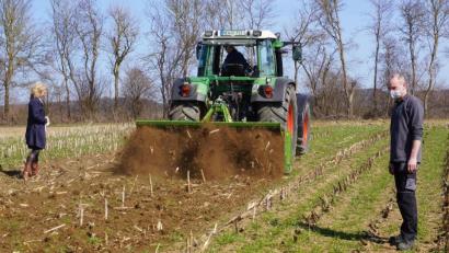 Bild: fvo
Mechanische Beikrautregulierung durch Wasserberater Michael Lukas mit der Celli - Fräse. Landwirt Georg Bocka (rechts) und Christine Griesbach vom Sachgebiet Wasserschutz der Marktgemeinde Waldthurn beobachten die Feldarbeiten.