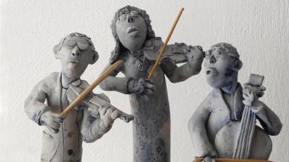 Bild: hka
"Die drei Musikanten" haben Heimbuchers ihre Plastik genannt, die im Fenster der Galerie ausgestellt ist.
