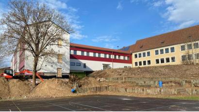 Bild: Wilhelm Amann
Bei der Erneuerung der Außenanlagen bildet der nördliche Bereich des Schulgeländes (Bild) einen Schwerpunkt. Der Stadtrat vergab einen Auftrag für knapp eine Million Euro.