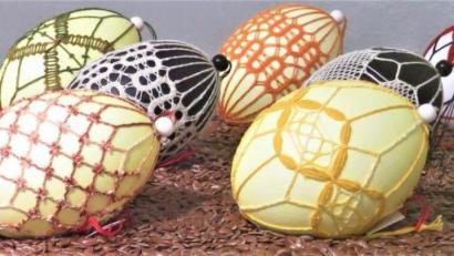 Bild: ubb
Die Ausstellung zeigt die gesamte Bandbreite an kreativem Osterschmuck: Einige der Eier sind auch mit Klöppeltechnik ummantelt.