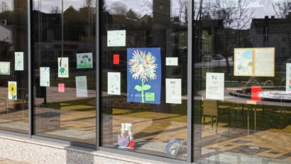 Bild: njn
Die Fensterfront der Stadthalle Erbendorf ist aktuell mit vielen Kunstwerken von Kindern geschmückt. Dabei ist noch Platz für weitere kreative Werke.