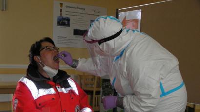 Bild: öt
Mitglieder der BRK-Bereitschaftsgruppe Armesberg nutzten ebenfalls die Gelegenheit sich in der Corona-Teststation Neusorg von den mit Vollschutzkleidung ausgerüsteten Mitarbeitern einen Abstrich aus Mund oder Nase entnehmen zu lassen.