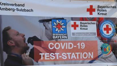 Bild: gf
Ein auffälliges Transparent an der Poppenrichter Schulturnhalle weist auf die für jedermann kostenlose Möglichkeit hin, sich kurzfristig und ohne Anmeldung testen zu lassen.