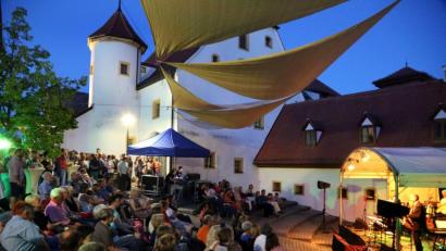 Archivbild: Gerhard Götz
Ein Bild aus dem Spitalhof aus unbeschwerten Zeiten: Mit eng aneinander sitzendem Publikum vor den Bühnen wird das Musik-Festival heuer sicherlich nicht ablaufen können.