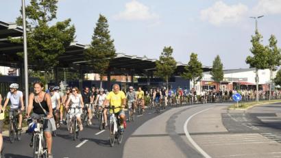 Archivbild: Petra Hartl
Bei der ersten Amberger Critical Mass im Juli 2019 mussten sich die Radfahrer die rechte Fahrspur des Altstadtrings noch durch schiere Masse erkämpfen. Jetzt soll dieser Bereich zum Test für eine Protected Bike Lane werden.