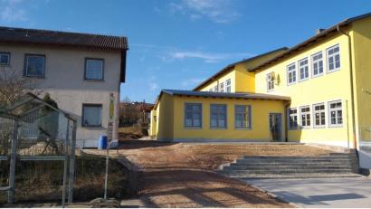 Bild: u
Die SPD-Stadtratsfraktion will einen Zwischenbericht über das Dorferneuerungsprojekt Vereinsheim in Kemnath am Buchberg. Rechts das sanierte Vereinsheim in Kemnath a.B. mit dem neuen Anbau für das Buchbergecho. Links das so genannte alte Lehrerwohnhaus, hinter dem nach dessen Abbruch ein schöner Innenhof entstehen könnte.
