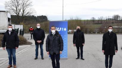 Bild: Carmen Pepiuk/exb
Nominierungsversammlung von Albert Rupprecht auf dem Parkplatz des Autohofs Bergler in Windischeschenbach.