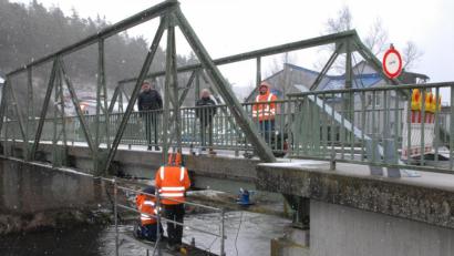 Bild: pop
Eine Spezialfirma aus Niederbayern hat mit der Sanierung der Eisernen Brücke begonnen. Vor Ort informierten sich die beiden stellvertretenden Bürgermeister Mathias Huger und Martin Bauer über die Arbeiten.