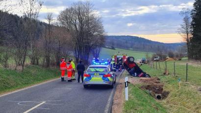 Bild: lei
Das Auto war im Straßengraben gegen einen Wasserdurchlass gekracht.