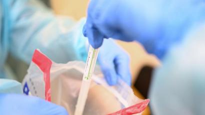 Bild: Felix Kästle/dpa
Eine Ärztin gibt einen Abstrichstäbchen im Plastikröhrchen in einen Plastikbeutel, nachdem sie einem Patienten in einem Testzentrum einen Abstrich aus dem Rachen entnommen hat.
