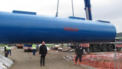 Bild: sei
Gerhard Bergler (rechts) und Bürgermeister Richard Kammerer (Mitte) beobachteten wie der 100.000 Liter Tank für die neue Tankstelle mit Hilfe eines Autokrans in die Baugrupe gehoben wurde.