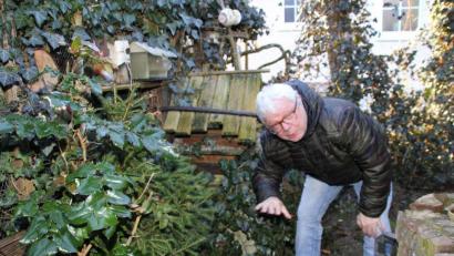 Bild: ads
Der Vorsitzende des Bund Naturschutz, Ortsgruppe Schnaittenbach, Bebbo Schuller hat seinen Garten igelfreundlich gestaltet und dort auch einige Igelhäuser unter dichten Sträuchern aufgestellt.