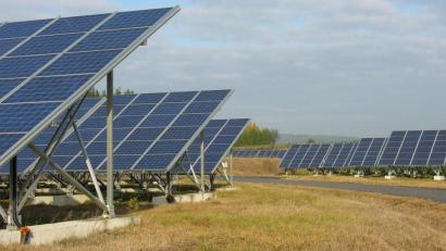 Archivbild: bö
Freiflächen-Photovoltaikanlagen wie die im Hohenburger Solarpark können entscheidend zur dezentralen Energiewende beitragen. Alleiniger Retter werden sie aber nicht sein.