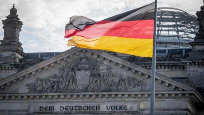 Symbolbild:  Kay Nietfeld/dpa
Die Sonne steht am Morgen hinter dem Reichstagsgebäude mit dem Bundestag. Über das künftige Corona-Management soll wieder der Bundestag entscheiden.