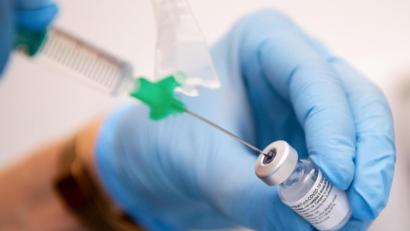 Symbolbild: Sven Hoppe/dpa
Eine Mitarbeiterin einer Asklepios-Klinik bereitet den Covid-19 Impfstoff von Biontech/Pfizer für eine Impfung vor.