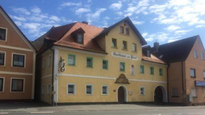 Bild: sei
Stephan Oetzinger stellte mit der CSU-Marktratsfraktion den Antrag auf Prüfung, ob nach der Sanierung des Gasthauses zur Post dort die Verwaltung untergebracht werden könnte.