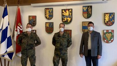 Bild: bey
Hauptmann Jens Gierend (links) stattete gemeinsam mit dem bisherigen Chef der 5. Kompanie des Panzerbataillons 104, Major Olaf Niederdräing (2. von links) Bürgermeister Rainer Rewitzer im Rathaussaal seinen Antrittsbesuch ab. In den gegenseitigen Grußadressen wurde das Interessse an der Fortführung der freundschaftlichen Beziehungen zwischen Bundeswehr und der Stadt Pleystein hervorgehoben.