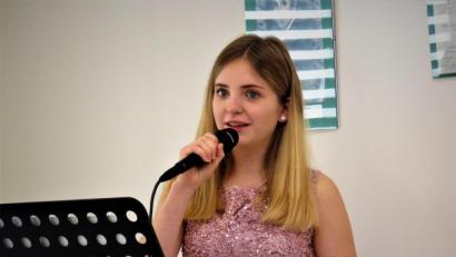 Archivbild: ubb
Sängerin Luisa Zeitler aus Tirschenreuth bei einem „Kunst um 3“-Auftritt im Jahr 2019.