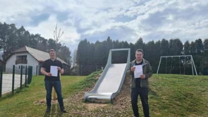 Bild: ads
Um die Bedürfnisse und Wünsche der Kinder und Jugendlichen kennen und verstehen zu lernen, haben die Jugendbeauftragten der Stadt Schnaittenbach, Daniel Hutzler und Thomas Hottner (von rechts), eine Kinder- und Jugendbefragung gestartet.