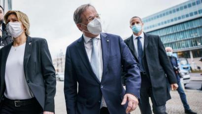 Bild: Michael Kappeler/dpa
Armin Laschet, CDU-Bundesvorsitzender und Ministerpräsident von Nordrhein-Westfalen (M), kommt mit FFP2-Maske zur CDU-Präsidiumssitzung vor der Parteizentrale an.