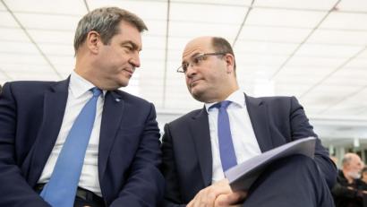 Archivbild: Daniel Karmann
Markus Söder (CSU, l), Ministerpräsident von Bayern, sitzt während einer CSU-Veranstaltung neben Albert Füracker (CSU), dem Oberpfälzer CSU-Chef.