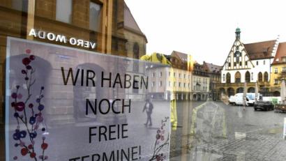 Symbolbild: Petra Hartl
In den Amberger Schaufenstern wird mit freien Terminen geworben. Doch vielen Kunden ist die neue Art des Einkaufens zu kompliziert.