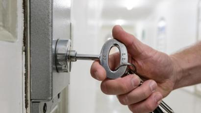 Bild: Markus Scholz/dpa
Wenn ein 27-Jähriger sich nicht an die gerichtlichen Auflagen hält, schließen sich hinter ihm die Gefängnistüren.