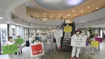 Bild: Petra Hartl
Das Pflegepersonal des Klinikums St. Marien steht hinter der PPR (Pflegepersonal-Regelung) 2.0. Am Montag demonstrierten einige von ihnen im Foyer des Klinikums – coronabedingt allerdings nur im kleineren Rahmen – für das gemeinsame Anliegen von Gewerkschaft Verdi, Deutscher Krankenhausgesellschaft sowie Deutschem Pflegerat.