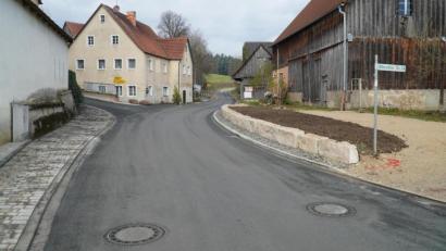 Bild: lei
Am Ortsausgang von Achtel wird demnächst wieder eine Geschwindigkeitsmessung aufgebaut. Hier stehen im Zuge der Dorferneuerung verkehrsberuhigende Maßnahmen zur Debatte.