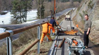 Bild: soj
Bürgermeister Wolfgang Söllner machte sich selbst ein Bild über den Fortschritt der Arbeiten am Radweggeländer