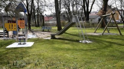 Bild: Petra Hartl
Noch ist die Wiese vor der Rutsche am Kleinkinderspielplatz im Sulzbach-Rosenberger Stadtpark grün. Geht es nach der SPD, sollen dort Kinder bald mit Wasser, Sand und Matsch spielen dürfen.