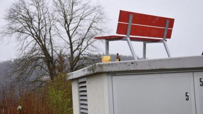Bild: bö
Jugendlicher Schabernack? Die Ruhebank auf dem Weg in Richtung Brunnlettberg steht nun auf dem Schmidmühlener Trafohäusl.