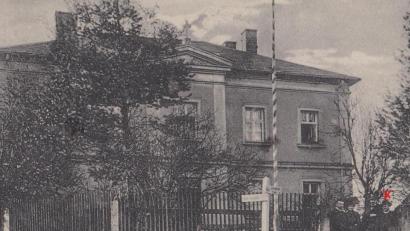 Repro: soj
Diese historische Fotografie zeigt das Pfarrhaus in Ebnath. Dabei handelt es sich um eine Postkarte vom 27. Oktober 1911, die der ehemalige Pfarrer Joseph Hupfer an Pfarrer Lehner in Waldershof schickte.