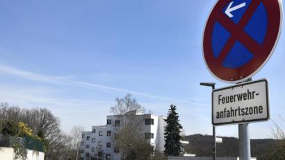 Bild: Petra Hartl
Hier darf nicht einmal mehr angehalten werden, um die Einkäufe ins Haus zu tragen. Die Anwohner der Friedlandstraße ärgert diese Maßnahme, die Stadt Amberg verteidigt sie als unumgänglich.