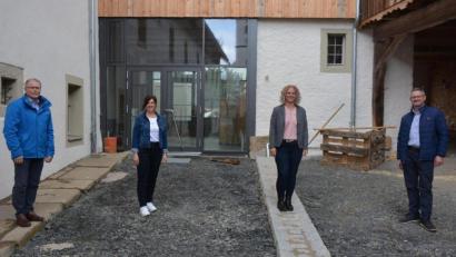 Bild: jr
Für den Betrieb des Informations- und Begegnungszentrums Konnersreuth im Schafferhof hat die Marktgemeinde zwei neue Mitarbeiterinnen eingestellt, die für jeweils 25 Wochenstunden tätig sein werden. Im Bild (von links) Bürgermeister Max Bindl, Michaela Günthner, Melanie Wenisch und Fördervereins-Vorsitzender Uwe Rosner.