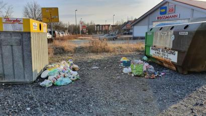 Bild: hmr
Wilde Müllablagerungen bei den Container-Stellplätzen im Stadtgebiet, wie etwa hier an der Mitterteicher Straße, will Bürgermeister Bernd Sommer nicht länger dulden.