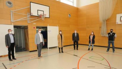 Bild: Landratsamt Amberg-Sulzbach/exb
Im Impfzentrum Auerbach ist alles bereit, stellten (von links) Bürgermeister Joachim Neuß, BRK-Geschäftsführer Sebastian Schaller, die stellvertretende Impfzentrumsleiterin Joanna Sladki, Landrat Richard Reisinger, Impfzentrums-Chefin Eileen Hauenstein und Florian Himmelhuber vom BRK fest.