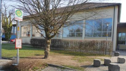 Bild: ibj
Der Hahnbacher Gemeindehaushalt 2021 enthält unter anderem den barrierefreien Umbau der Bushaltestellen mit 200 000 Euro und die Sanierung der Schwimmhalle mit 230 000 Euro im Haushalt.