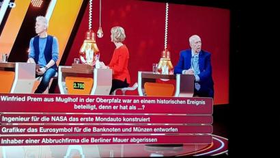 Screenshot: ZDF/exb
Michael Mittermaier, Petra Gerster und Reiner Callmund (von links) rätselten lange, bis sie sich dann doch richtig für Antwort C entschieden, die ihnen 1500 Euro bei "Da kommst Du nie drauf!" einbringt.