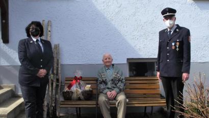 Bild: ror
Ehrenvorsitzender Rudi Kreis und Vorsitzende Sieglinde Fleischmann gratulierten dem ältesten Feuerwehrmitglied Rupert Fritsch zu seinem 90. Geburtstag