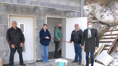 Bild: pop
Im Zieglerweg 14 in Schmidmühlen ist die neue öffentliche Unisex-Toilette untergebracht (von links): Vorsitzender Josef Deml vom Fischereiverein Schmidmühlen, Rosi und Raimund Scherer, die die Anlage betreuen, sowie Zweiter Bürgermeister Martin Bauer (Mitte) und Dritter Bürgermeister Mathias Huger (rechts).