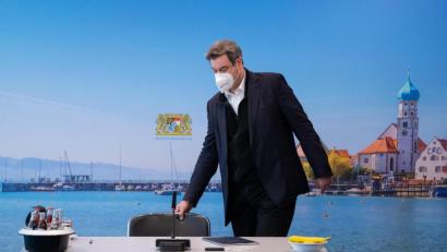 Bild: Sven Hoppe/dpa
Ministerpräsident Markus Söder kommt vor Beginn einer Kabinettssitzung in den Videoraum in der Staatskanzlei. Die Sitzung zur weiteren Entwicklung der Corona-Lage in Bayern fand als Videokonferenz statt.